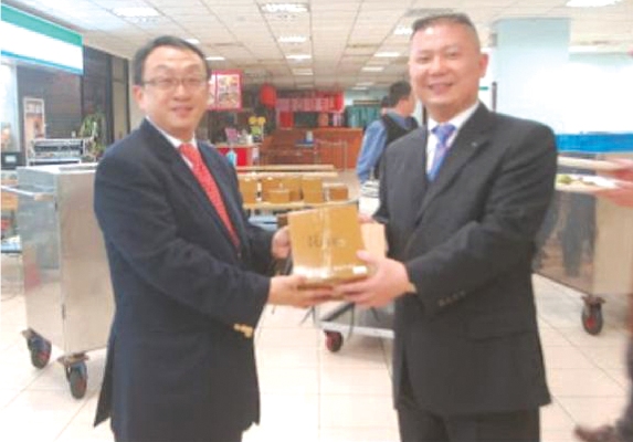 台北市校友會第七屆理事長許人祥學長(左)與第六屆理事長黃建豪學長