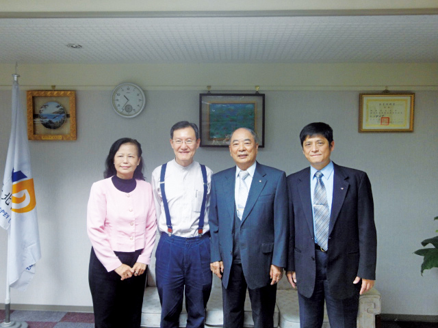 詹建勳董事長（右二）蒞校與總會陳秘書長（左一）、賴校長及李研發長合影