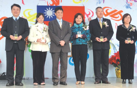 第十三屆熱心校友當選人合照留念