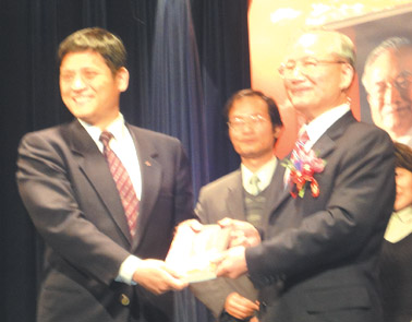 賴校長代表接受傑出校友陳定川致贈「往高處行」新書