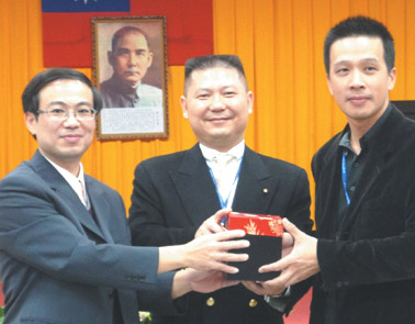 台北市校友會黃建豪理事長將印信從羅文傑會長(左)交給新任林時賢會長(右)