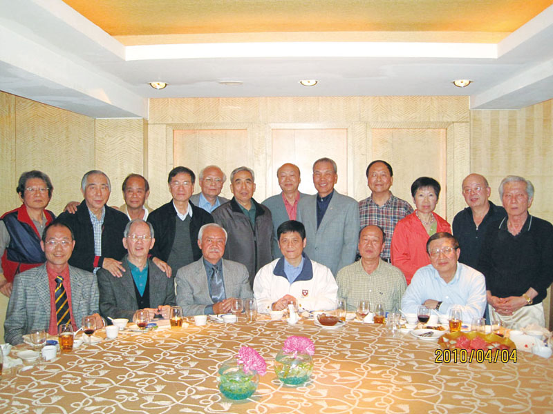 50年度畢業高三孝班校友與賴校長餐後合影