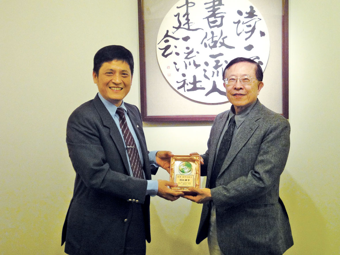 賴校長致贈感謝獎牌予傑出校友高希均教授