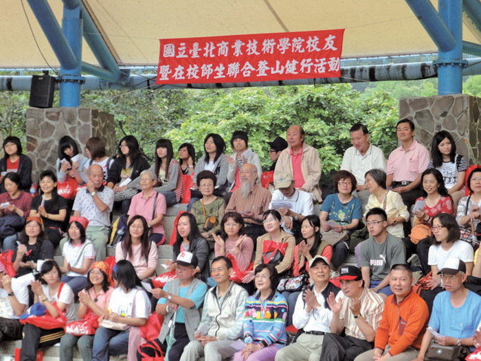 總會盧理事長(中)及校友暨在校師生齊聚露營場參加團康活動