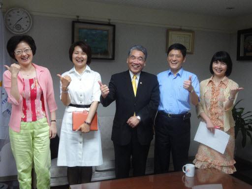 傑出校友林長勳董事長(中)與賴校長等人合影