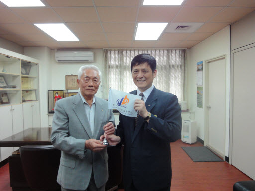 賴校長致贈紀念品肯定陳董事長對社會的貢獻