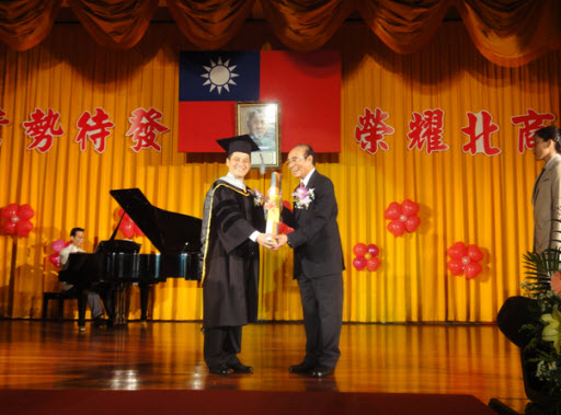 賴校長致贈寶來集團林董事長榮獲教育部技職教育貢獻獎紀念品