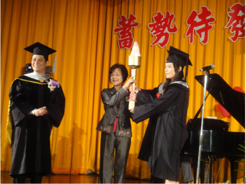 總會盧理事長將火炬傳給畢業生代表
