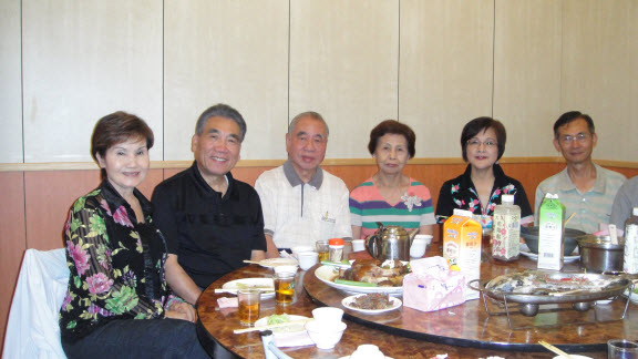 總會盧理事長(右二)、陳名譽理事長(右一)、林副理事長(左二)率先熱情加入長青會