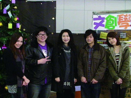 張婕老師(中)與傑出校友林育羣等人合影
