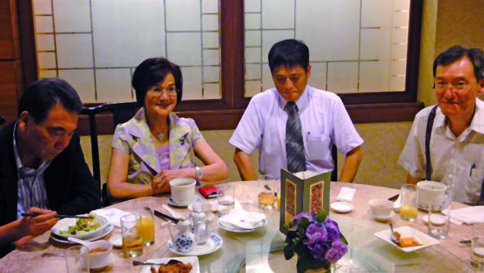 校長、盧理事長(左二)、林副理事長(左一)、及李研發長合影