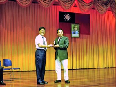 校長致贈吳理事長義行楷模獎座