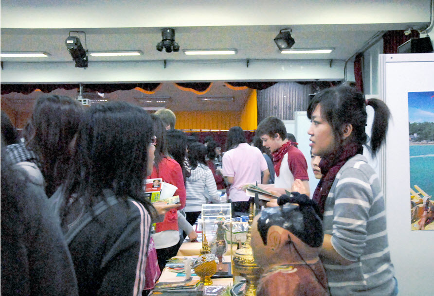外籍生及僑生熱情的和同學們介紹自己國家服飾、美食與文化