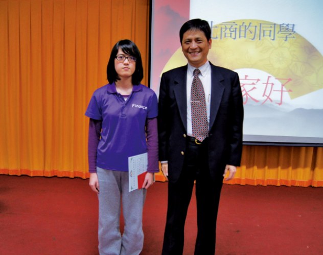 團體傑出獎四技財金三年級羅巧君同學代表領獎