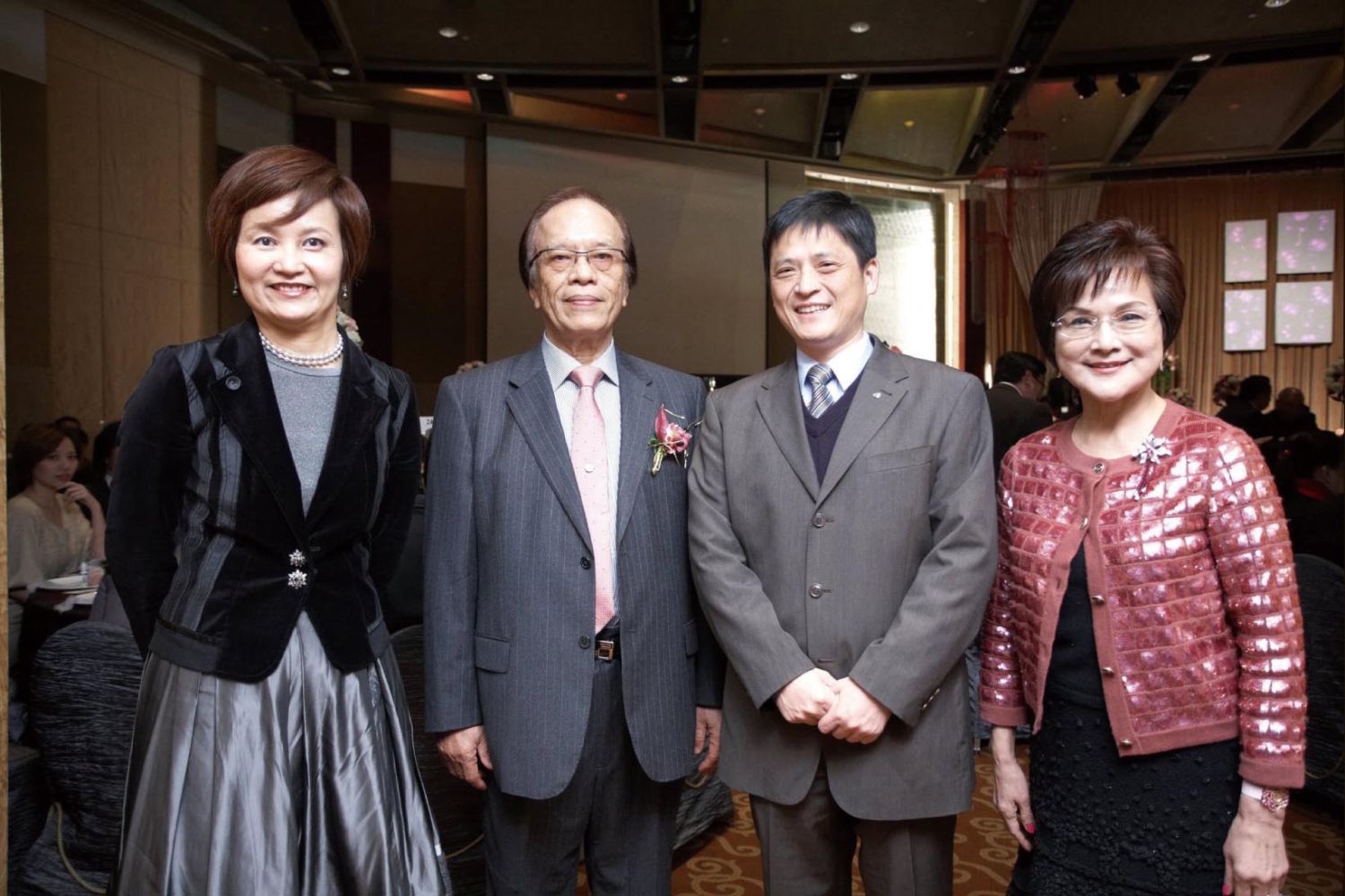 母校賴校長(右二)總會盧理事長(右一)林教務長(左一)參加陳董事長智平之子婚禮