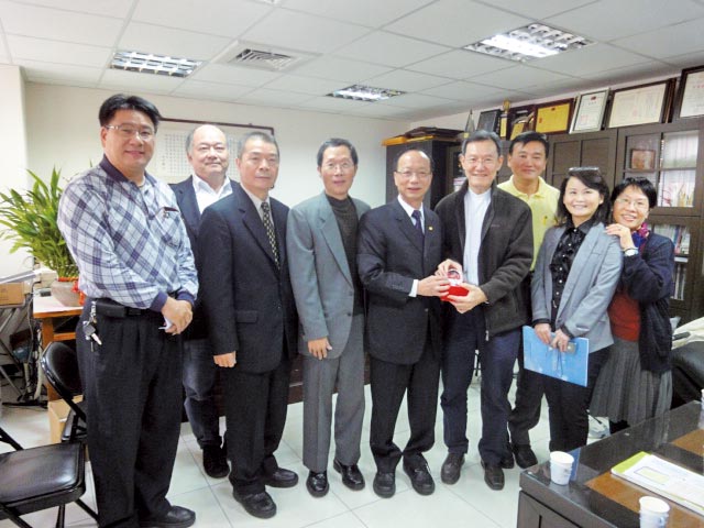 母校李研發長(右四)與空院劉副會長(中)、及與到場貴賓校友合影