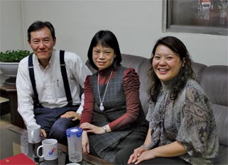 蘭開夏大學台灣代理Erica Lau(最右)與本校研發長及國合組組長合影
