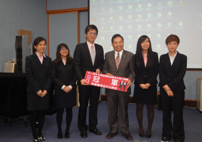 新北市校友會吳理事長(右三)與冠軍團隊開心合影