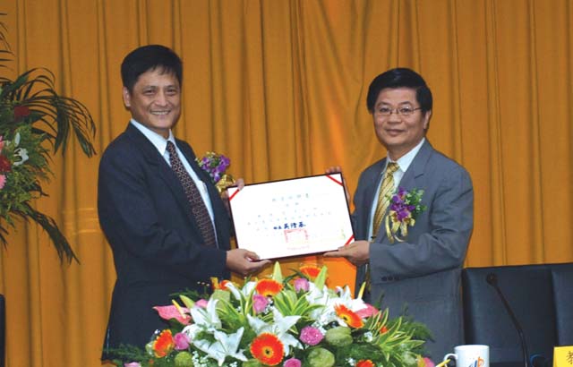 教育部人事處陳處長國輝代表 部長致送校長續任聘書