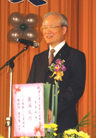 永光集團榮譽董事長陳定川傑出校友上台致詞勉勵每位畢業生