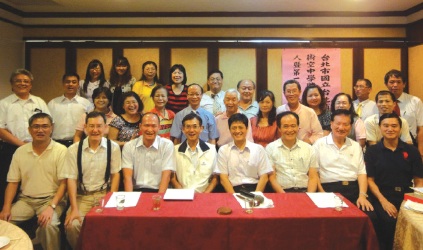 會後母校賴校長（坐者右四）、總會陳名譽理事長（坐者左四）、師長暨校友開心合影