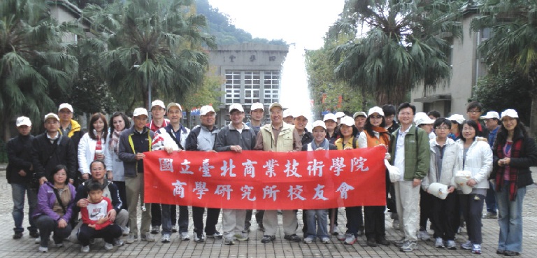 政大校門合影