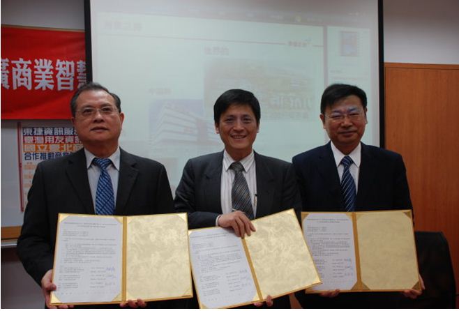 賴校長(中)與東捷資訊總經理高尚偉(左)、臺灣用友公司總經理胡彬(右)共同為商業智慧中心舉行揭牌儀式