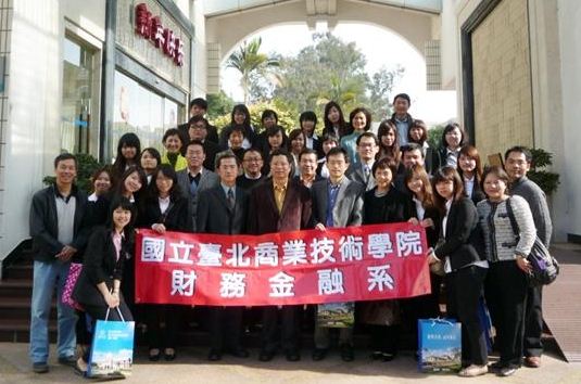 參訪團與廈大教授群合影