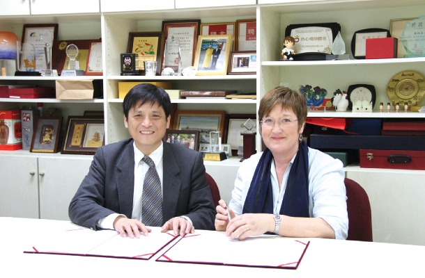 校長(左)與Sheffield Hallam大學代表簽訂MOU