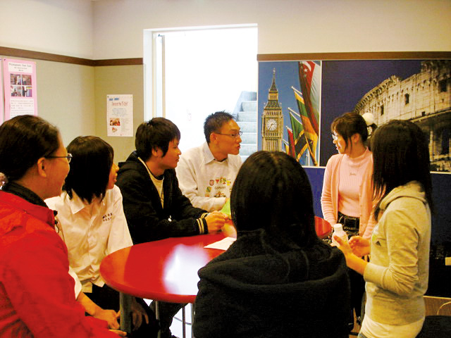 「E Café 外語學習廣場」透過外語互動式討論能讓外語更進步。
