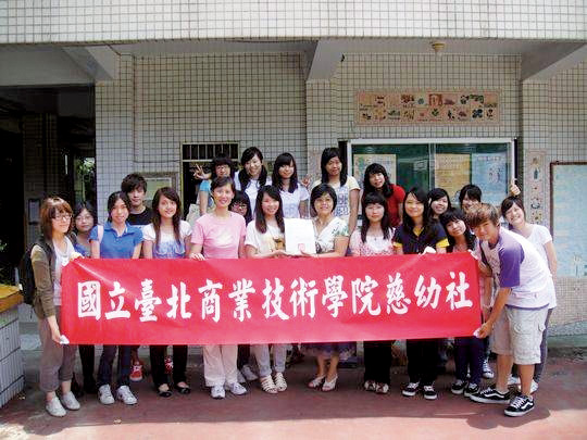 活動中與大成國小學生合影